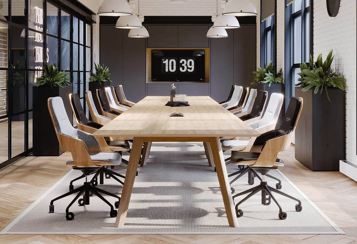 Heller Konferenztisch aus Holz mit Bürodrehstühlen aus Holz