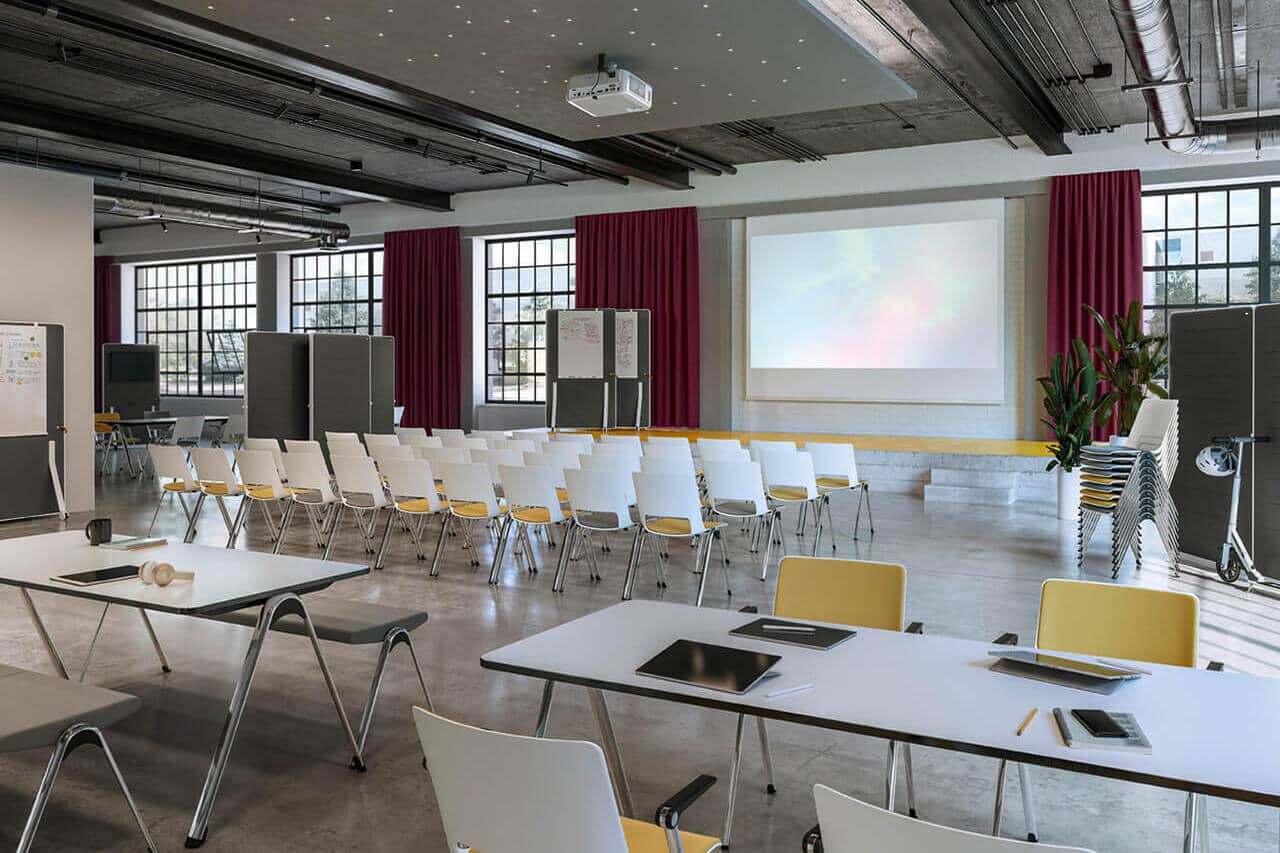 Großer Konferenzraum mit Weiß-Gelben Stühlen auf Leinwand gerichtet