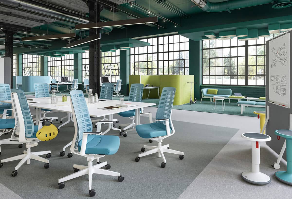 Buntes Büro mit Konferenztisch und blauen Bürodrehstühlen