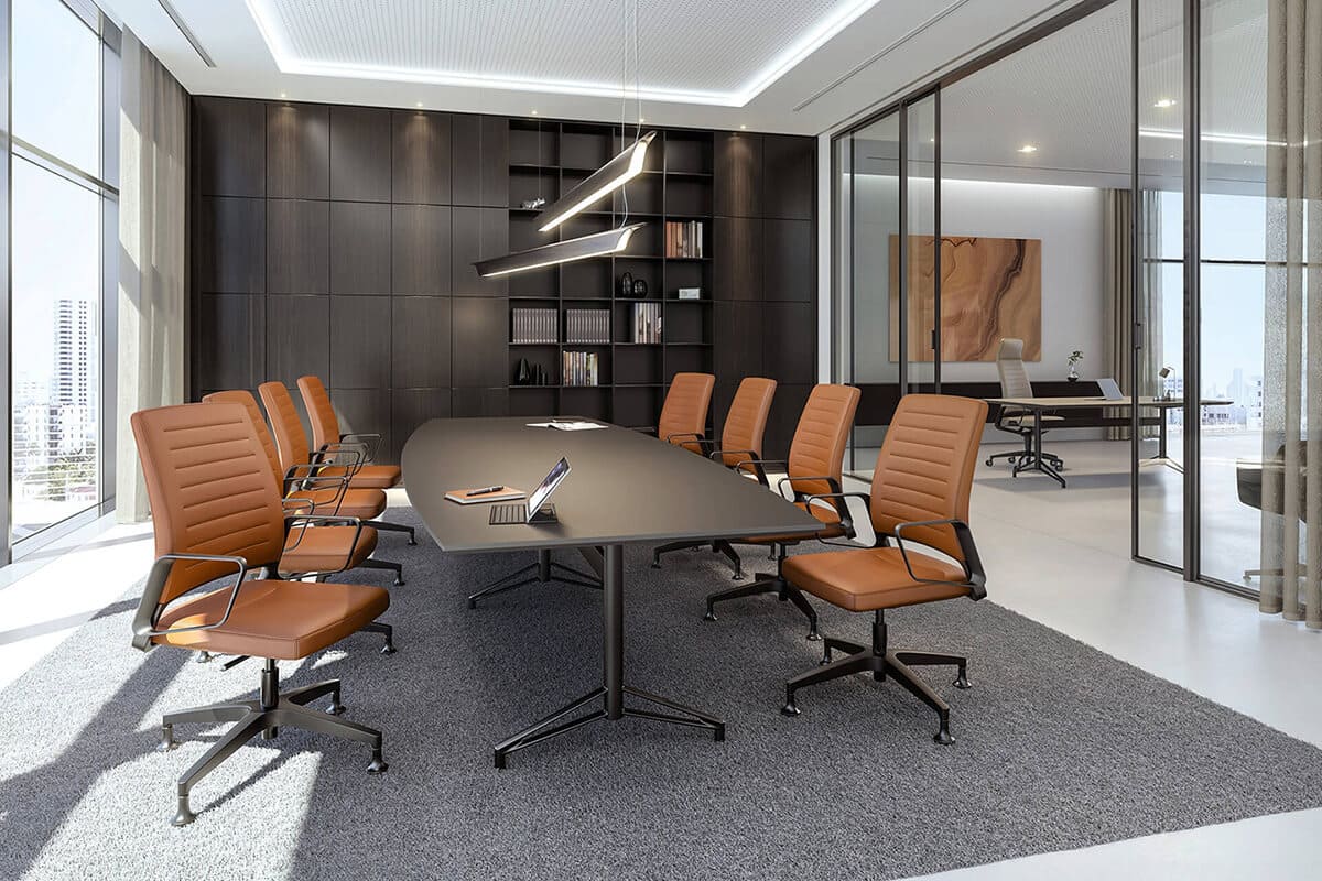 Dunkler Konferenztisch mit braunen Bürostühlen