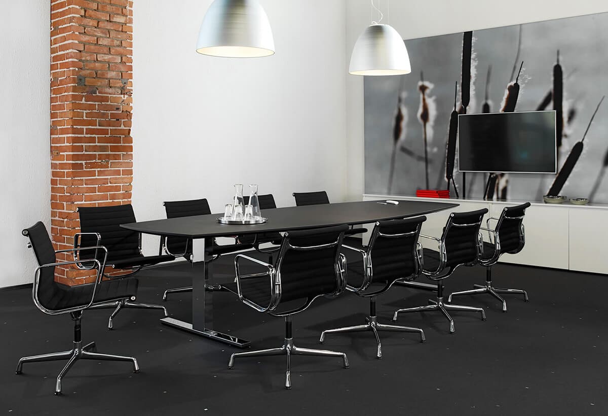 Dunkler Konferenzraum mit schwarzem Tisch und schwarzen Stühlen