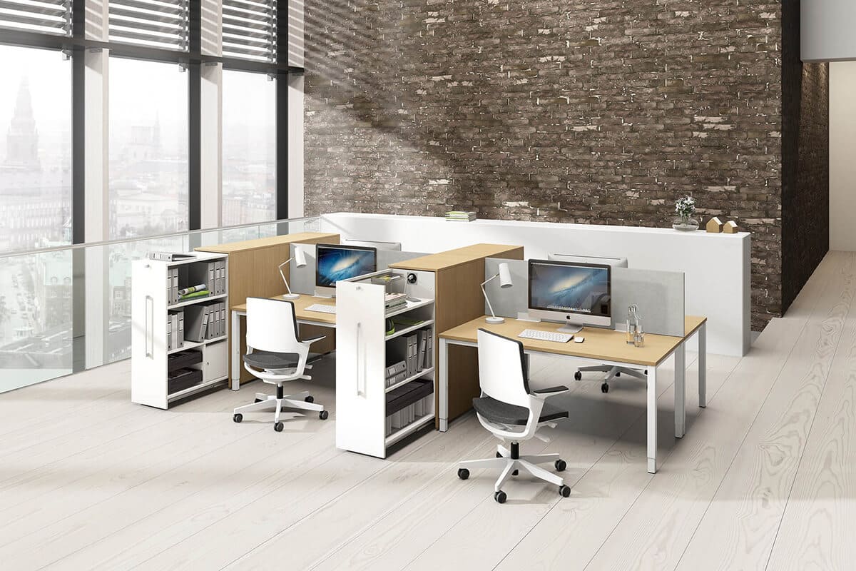 Zwei Arbeitsplätze mit Schreibtisch, Bürodrehstuhl und Regal