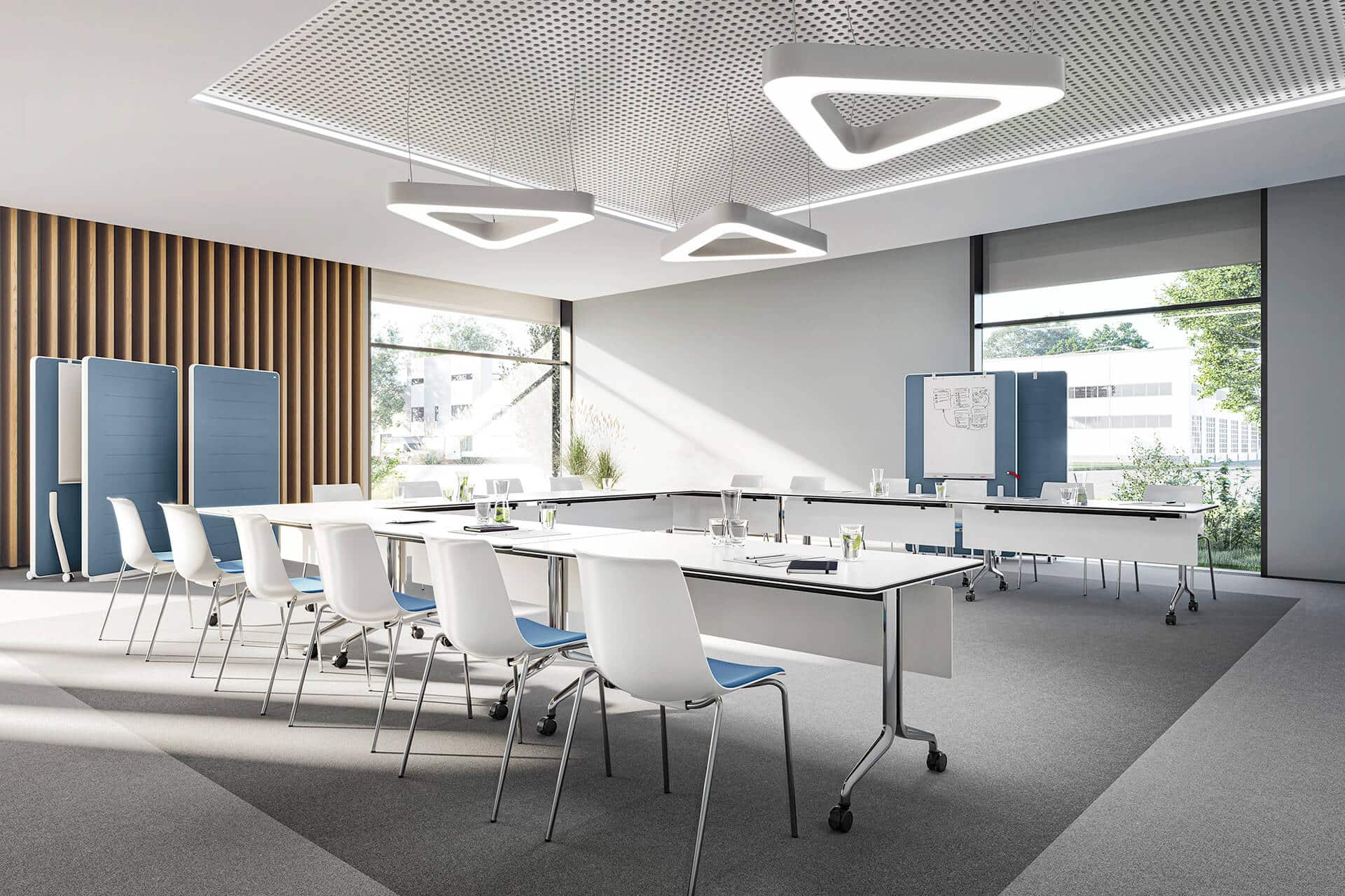 Konferenzraum mit U-förmigen Tischen und weiß-blauen Stühlen